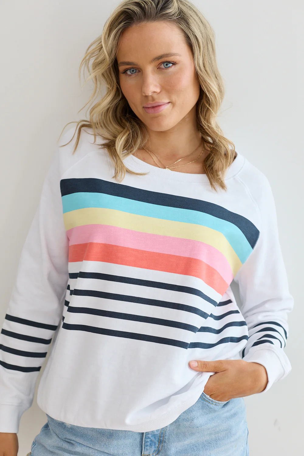 Oversized Women's White Sweater with Retro Stripe Pattern – Comfortable Summer Fashion 0