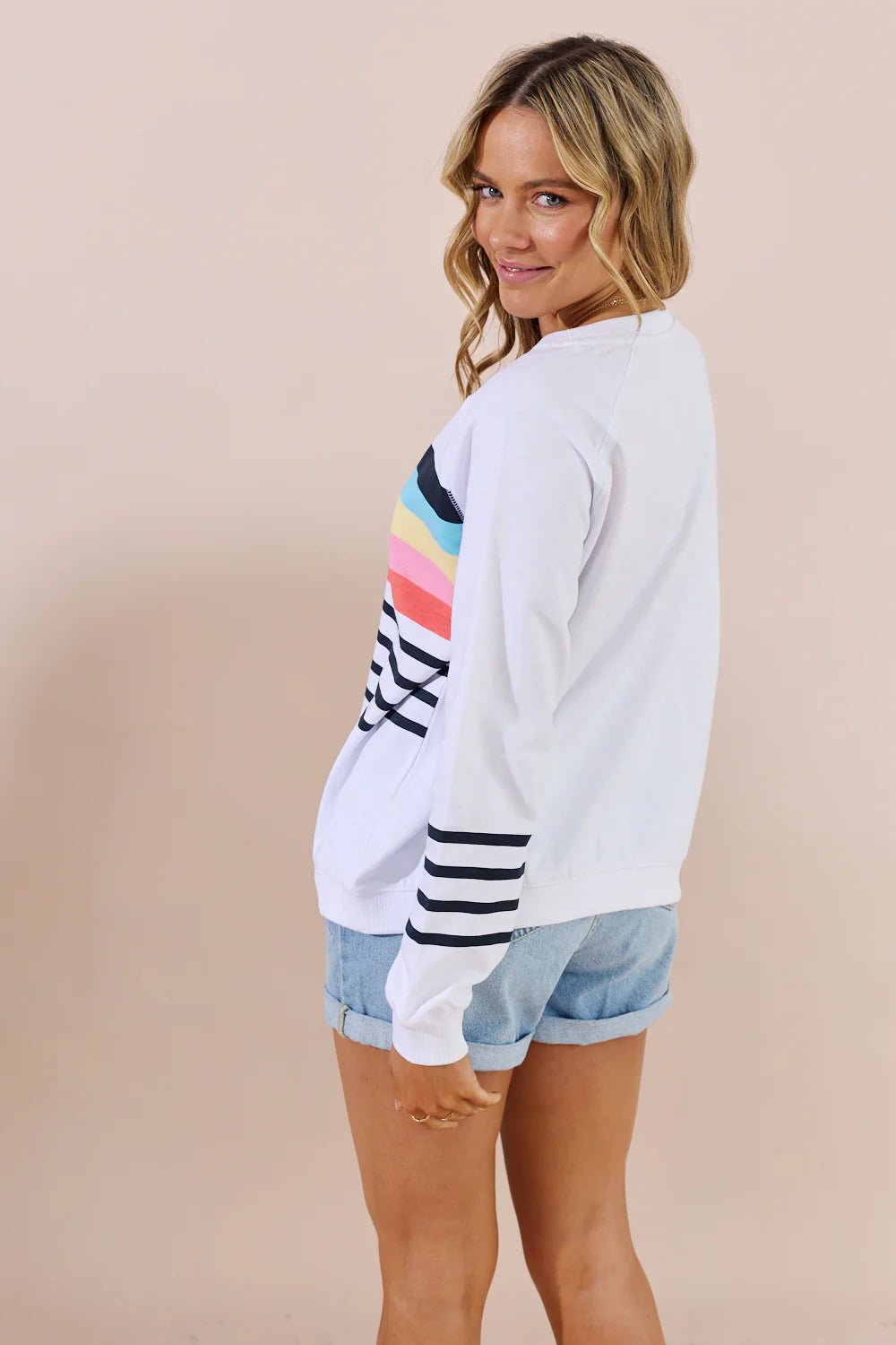 Oversized Women's White Sweater with Retro Stripe Pattern – Comfortable Summer Fashion 3